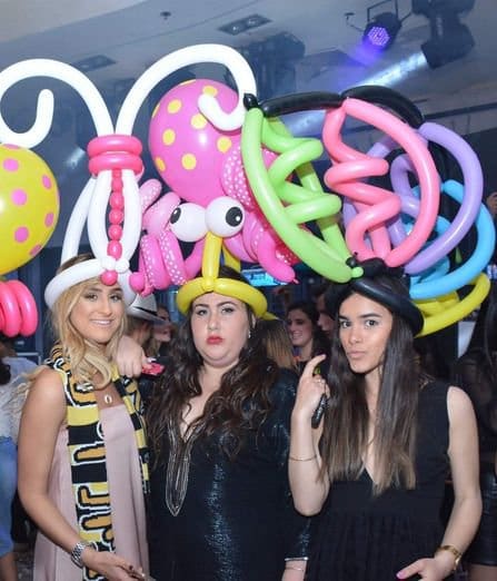 Bodas divertidas: Gorros de globoflexia para bodas vs gorros de espuma | Pasa la risa